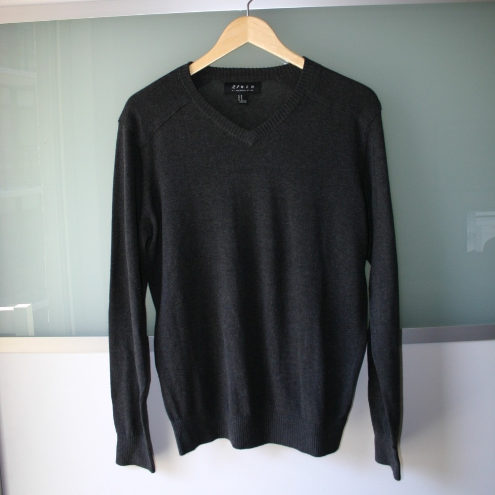 21 Men V-Neck Sweater - M